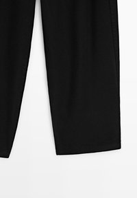 Sorte bukser med lige ben, vist fladt fra midt på låret til kanten mod en hvid baggrund med synlige sidesømme.