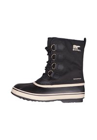 Schwarzer wasserdichter Stiefel mit einem Stoffschaft, Gummisohle, fünf Metallösen und einem kontrastierenden weißen Mittelsohlenstreifen. Markenlogo vorhanden.