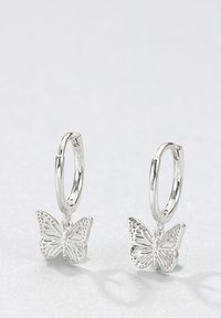 Orecchini a cerchio in argento con un charm a forma di farfalla. Ogni farfalla presenta una lavorazione intricata e una finitura lucida, evidenziando ali delicate.