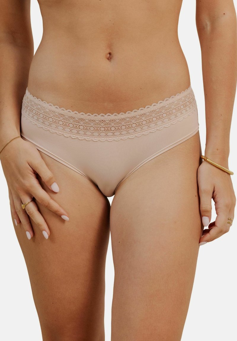 Sous-vêtements pour femmes de couleur rose clair avec une taille en dentelle texturée et un corps lisse, conçus pour le confort et une silhouette ajustée.