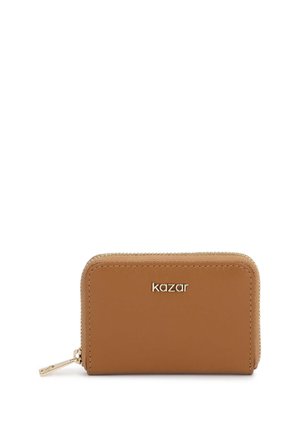 Kompaktní opálená kožená peněženka se zlatým zipem a kovovým logem "kazar" uprostřed na přední straně.