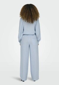 Lichtblauwe, verticaal gestreepte tweedelige outfit met een comfortabele top met losse mouwen en brede pijpen met een elastische tailleband.