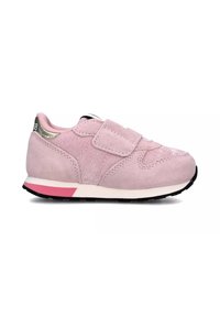 Sneaker in suede rosa con cinturino in velcro, suola intermedia bianca a contrasto e dettagli rosa. Presenta pannelli testurizzati e suola nera.