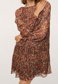 Vestido de estampado floral en una tela ligera y transparente, con cintura elástica, mangas largas abullonadas y falda plisada en colores cálidos de otoño.