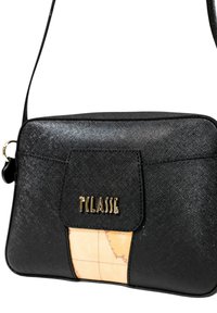 Borsa a tracolla nera con superficie testurizzata, logo dorato e un accento beige con stampa mappa sulla tasca frontale. Tracolla regolabile.