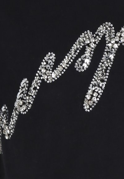 Zwart fabric met een golvend ontwerp van heldere en zilveren rhinestones, die fijne patronen en texturen benadrukken.