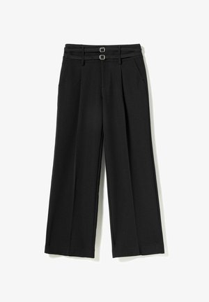 Mustad laiapõhjalised püksid, millel kaks õhukest vööd ja hõbedased pandlad vöökohal, küljetaskud ja ees voldid.