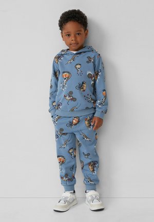 Blauwe hoodie en joggingbroek met speelse dierpatronen, gemaakt van zachte stof. Voorzien van een trekkoordkap en elastische manchetten.