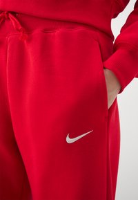 Nike Sportswear SPORTSWEAR PHOENIX FLEECE - Tracksuit bottoms - university red