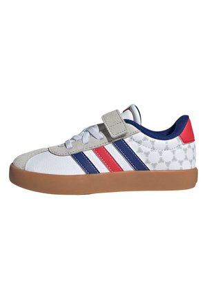 Biała niska sportowa buty z niebieskimi i czerwonymi paskami, szarymi zamszowymi akcentami, niebieską wewnętrzną wyściółką, czerwonym detalem na pięcie i gumową podeszwą.