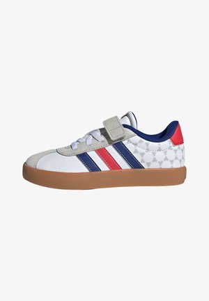 Biała niska sportowa buty z niebieskimi i czerwonymi paskami, szarymi zamszowymi akcentami, niebieską wewnętrzną wyściółką, czerwonym detalem na pięcie i gumową podeszwą.