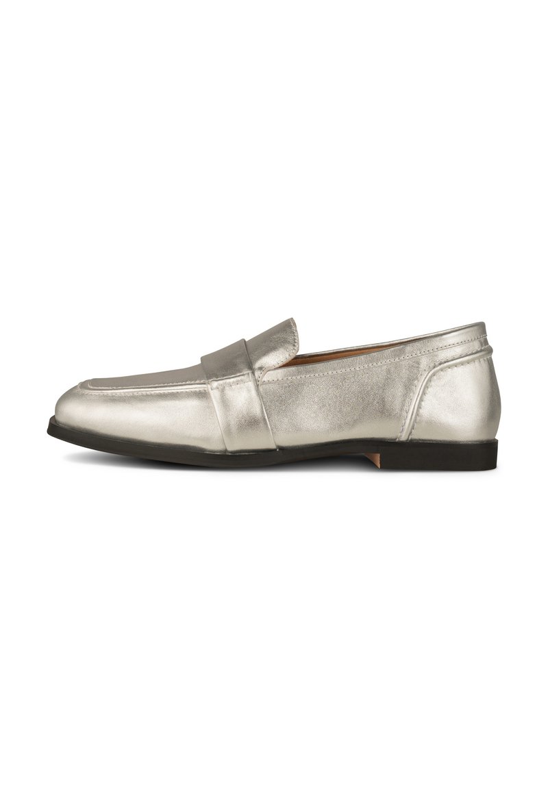 Kovové strieborné slip-on mokasíny s hladkým povrchom, zaoblenou špicou a dekoratívnym pásikom cez priehlavok. Nízky čierny podpätok.
