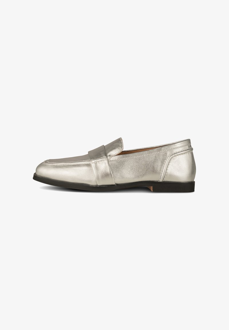 Metalliska silverfärgade slip-on loafers med en slät textur, rund tå och dekorativ rem över framfoten. Låg svart klack.