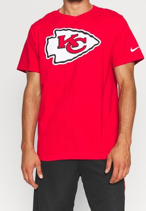 Camiseta de algodón roja con un gran logo en blanco y negro de los Kansas City Chiefs. Manga corta y cuello redondo.