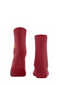 Calze di cotone rosse con polsini a coste, design di un cervo arancione e sottile branding blu nella parte del piede.