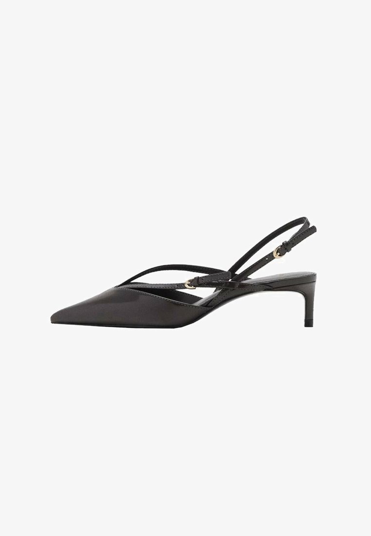 Mustat nahkaiset slingback-korkokengät, joissa on terävä pää, hoikat nilkkahihnat ja matala stiletto-korko. Sujuva pinta ja minimalistinen muotoilu.