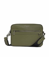 Borsa a tracolla di un verde oliva testurizzato con una zip superiore e una tasca frontale. Presenta una tracolla nera e accessori in argento. Design compatto e rettangolare.