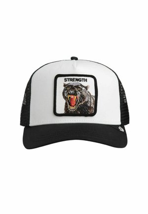 Valkoinen ja musta trucker-lippis verkkotaustalla ja kangasmerkillä, jossa on avoimen suun karjuva pantteri ja sana "VOIMA."