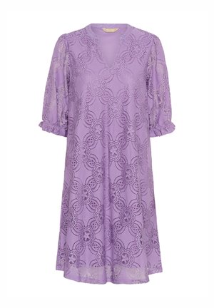 Robe en lavande avec superposition en dentelle florale, décolleté en V et manches bouffantes. Texture douce avec un détail à bord festonné à l'ourlet.