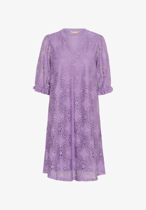 Lavendlivärviline kleit, millel on lilleline pitskate, V-kaelus ja puhvipleed. Pehme tekstuur ning sakilise äärisega allserv.