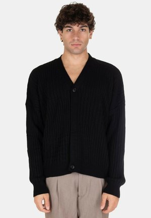 Cardigan nero a maglia con scollo a V profondo, texture a costine e chiusura con un singolo bottone. Maniche lunghe con polsini a costine, vestibilità comoda.