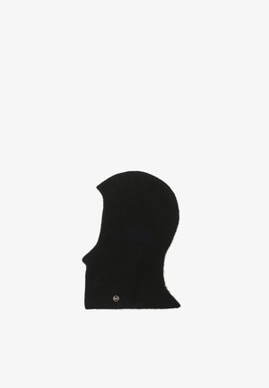 Zwarte gebreide bivakmuts met een contourvorm en geribbelde textuur, voorzien van een klein gouden logo-accent bij de basis.