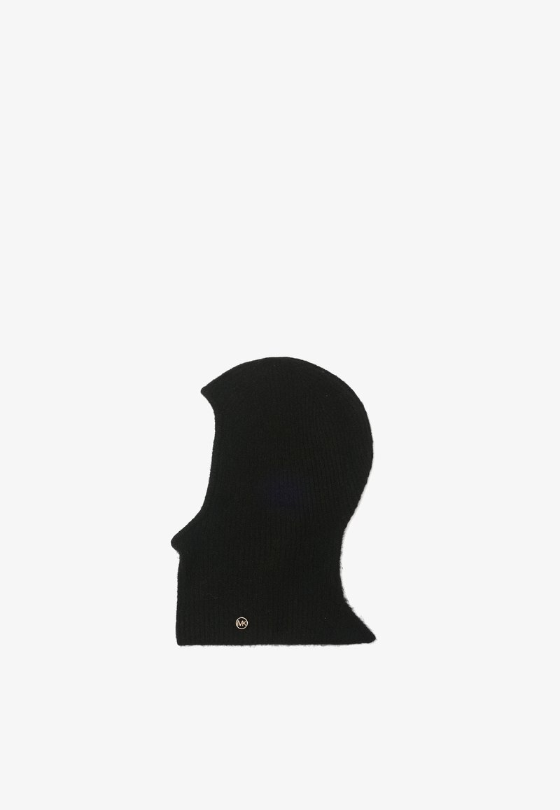 Pasamontañas negro de punto con forma contorneada y textura acanalada, con un pequeño logo dorado cerca de la base.