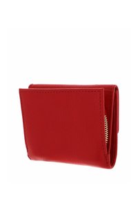 Portefeuille en cuir rouge avec une finition texturée, présentant un design pliable et un compartiment zippé. Les bords sont soigneusement cousus.