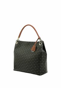 Zwarte handtas met patroon en een leren handvat in bruin, met zilverkleurige hardware en een decoratief label. Zachte, gestructureerde stof aan de buitenkant.