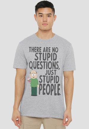 Graues Baumwoll-T-Shirt mit einem Grafikdruck eines Cartoon-Charakters, der ein Getränk hält, und dem Text: "Es gibt keine dummen Fragen, nur dumme Menschen."