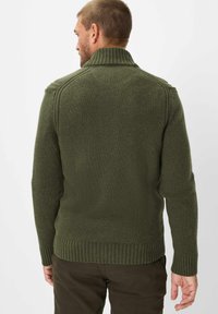 Gebreide trui in donkergroen met geribbelde kraag en manchetten, met een gestructureerd oppervlak en een aansluitend ontwerp. Achteraanzicht met stikdetails.