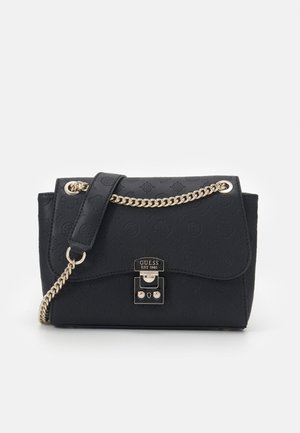 Bolso negro de Guess con patrón de logo en relieve, correa de cadena dorada y cierre frontal grabado con "GUESS EST 1981."