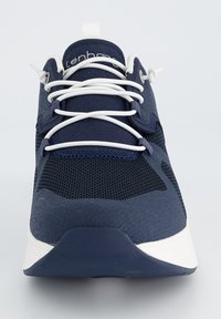 Chaussure de sport bleu marine en tissu en maille, avec des lacets blancs et une semelle en caoutchouc. Présente un bout rond et une languette à l'arrière.