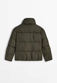 Gevoerde jas in donker olijfgroen met een hoge kraag. Beschikt over horizontale gestikte secties en elastische manchetten voor een comfortabele pasvorm.