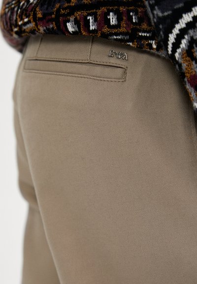 Emporio Armani PANTALONI - Chinos - incenso