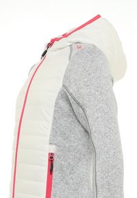 Vadderad hoodie med en vit quiltad framsida, grå stickade ärmar, rosa dragkedja och detaljer. Huvan är något upphöjd och har en dragsnodd.