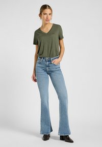 Lee SHORT SLEEVE V NECK REGULAR FIT - T-shirt basic - oak moss