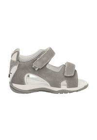 Sandalo in suede grigio con accenti bianchi, due cinturini in Velcro regolabili, design con punta aperta e suola in gomma strutturata.