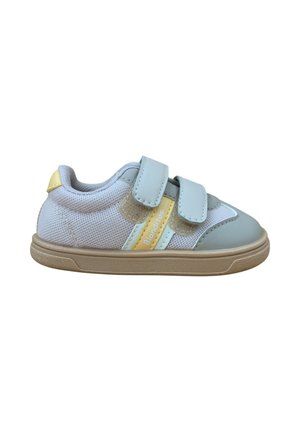 Zapatilla deportiva infantil blanca y gris claro con detalles amarillos, suela beige y dos correas de velcro sobre un fondo blanco.