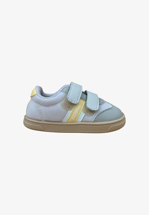 Zapatilla deportiva infantil blanca y gris claro con detalles amarillos, suela beige y dos correas de velcro sobre un fondo blanco.