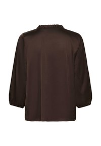 Blusa marrón de seda con un escote rizado, mangas de tres cuartos y un corte holgado. Textura suave, sin patrones visibles ni herrajes.