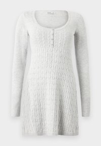 Φόρεμα-πουλόβερ μακρυμάνικο σε ανοιχτό γκρι χρώμα με ριμπ τελείωμα και ανάγλυφη πλεκτή υφή με σχέδιο καλώδιο. Διαθέτει στρογγυλή λαιμόκοψη και κλείσιμο με κουμπιά στο μπροστινό μέρος.