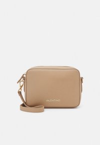 Bézs színű, texturált felületű bőr keresztpántos táska arany színű fém kiegészítőkkel, cipzáras záródással és a márkanév "Valentino" dombornyomott felirattal az elején.