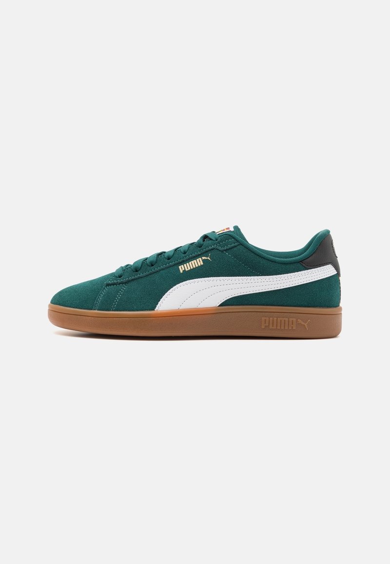 Grüne Wildledersneaker mit weißen Seitenstreifen und einer Sohle aus Gummi. Verfügt über ein Logo an der Seite und auf der Rückseite sowie flachen Schnürsenkeln.