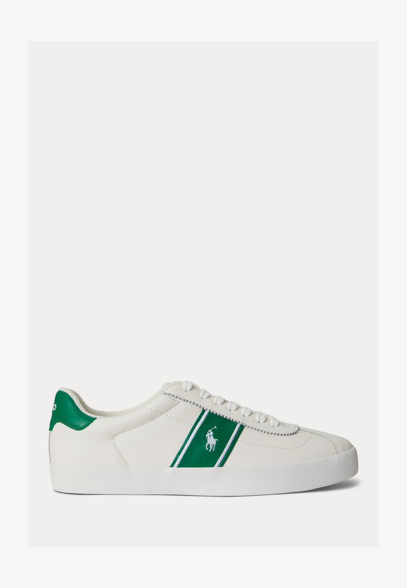 Baskets blanches basses avec languette de talon verte et bande latérale, ornées d'un logo brodé en blanc d'un joueur de polo sur la bande et des lacets blancs.
