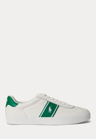 Biela nízka teniska s zeleným pätovým pásikom a bočným pruhom, na pruhu je bielo vyšitá postava hráča polo a biele šnúrky.