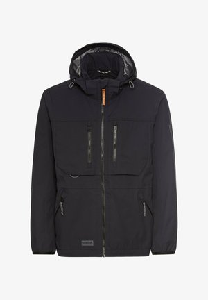 Schwarze wasserdichte Jacke mit Reißverschluss und Druckknopfverschlüssen, verstellbarer Kapuze, mehreren mit Reißverschluss versehenen Taschen und strukturierten Stoffdetails.