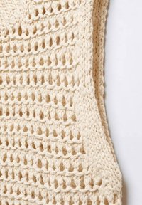 Beige gestrickte Weste mit einem offenen, strukturierten Muster, das horizontale Reihen und Schlaufen zeigt. Weiches Material mit einem lockeren, atmungsaktiven Design.