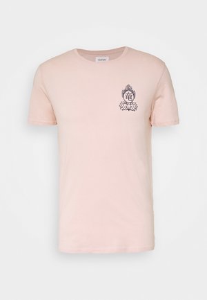 T-shirt di cotone rosa chiaro con maniche corte e collo rotondo. Caratterizzata da un motivo grafico scuro sul petto a sinistra.
