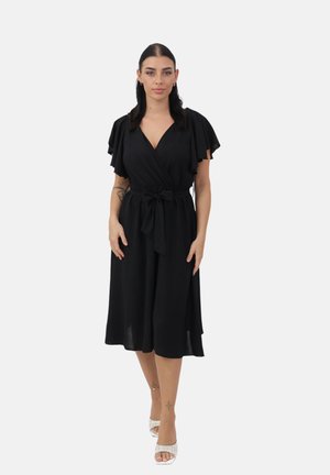 Zwarte wikkeljurk met flapmouwen, strikband en rok tot op de knie. Zacht materiaal met een gladde textuur en een minimalistisch design.